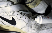 Weiße Sneaker reinigen | Hausmittel